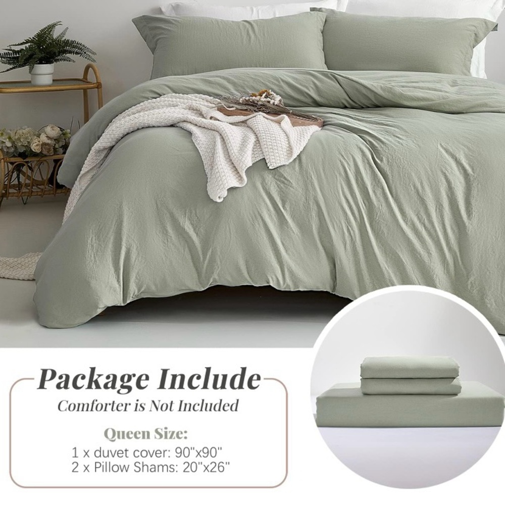 Mildly Queen size duvet cover and shams.